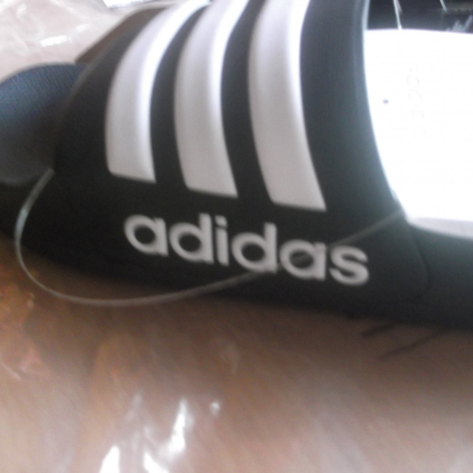 Skelbimo Adidas  naujos slepetes didelio dydzio 31.5 IKI 32.5 cm. nuotrauka